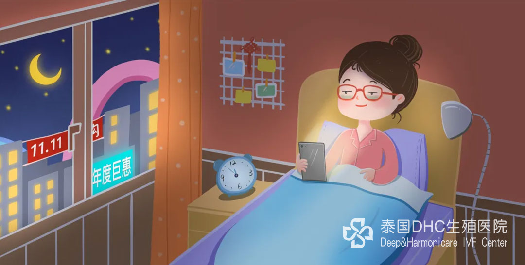 晚上玩手机的女人