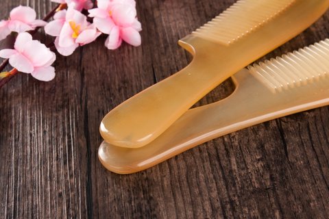 牛角梳梳头有什么好处和坏处？牛角梳的作用与功效