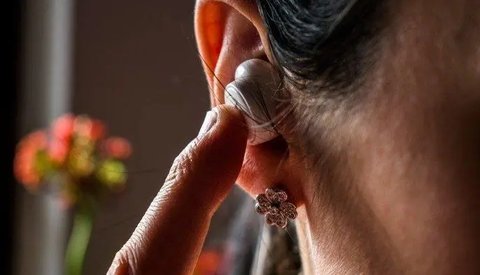每天听耳机十小时有什么危害？长时间戴耳机对耳朵的危害