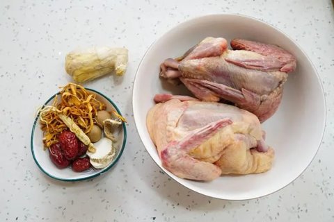 鸽子煲什么汤适合夏天喝？鸽子煲汤最佳搭配食材