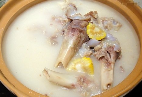 骨头汤怎么炖好喝又营养滋补：烹饪指南与健康益处