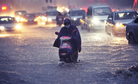 下雨淌水会得什么?。肯掠晏怂蟮毙恼庑┢し舨≌疑厦?！