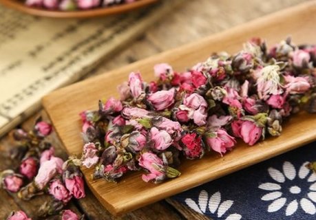 干桃花泡水喝有什么好处？干桃花泡水喝的功效与作用