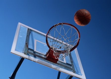 为什么不建议小孩子打篮球：考虑因素与建议